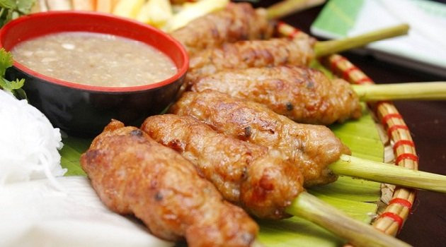 Nem lui ăn kèm các loại rau xanh và nước chấm chua ngọt