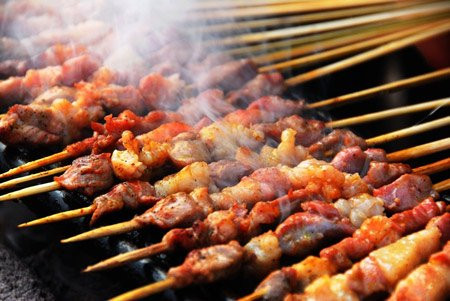 Những xiên thịt nướng vàng ươm ăn kèm tương ớt cay nồng hấp dẫn