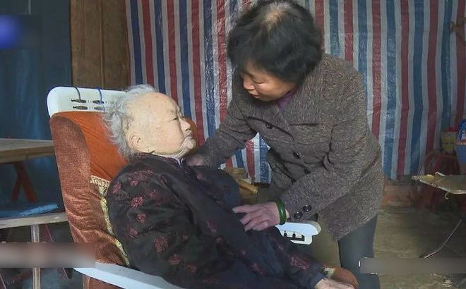 Người con dâu kính hiếu với mẹ chồng khiến ai cũng xúc động