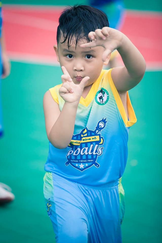 Dân mạng bị 'đốn tim' bởi chàng trai 5 tuổi của 'Bố ơi mình đi đâu thế'