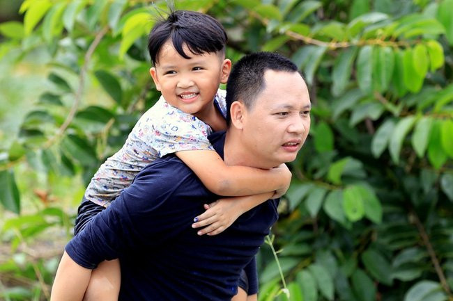 Dân mạng bị 'đốn tim' bởi chàng trai 5 tuổi của 'Bố ơi mình đi đâu thế'