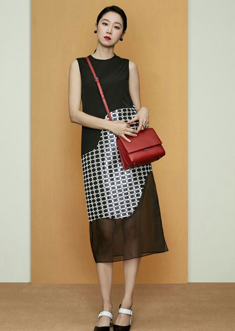 Học tập 'nàng thơ Gong Hyo Jin' lựa chọn trang phục sành điệu cho U40