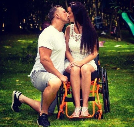 Phép màu kỳ diệu với người mẹ trẻ bị chồng bỏ rơi khi bại liệt