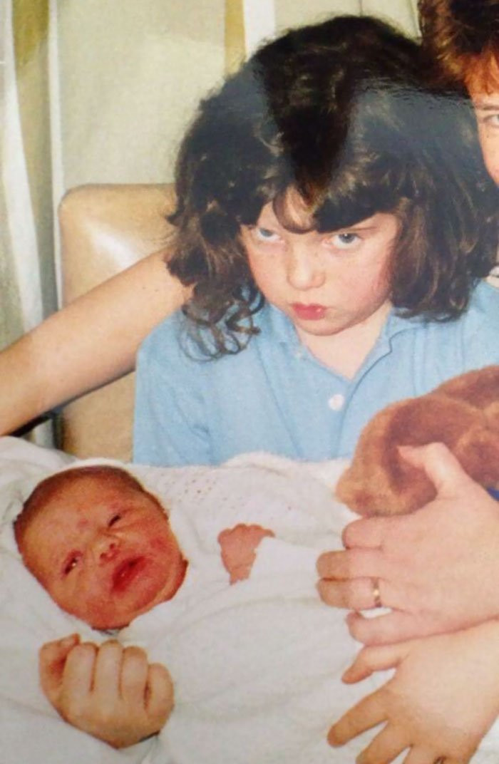 Chết cười với biểu cảm 'khó đỡ' của các bé khi mẹ sinh thêm em