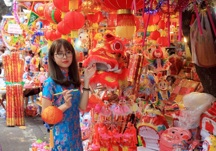 Nhiều bạn trẻ tranh thủ lưu lại khoảnh khắc đẹp mùa Trung thu