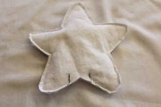 Mẹ khéo tay tự làm đũa thần tiên cho bé chơi Trung Thu