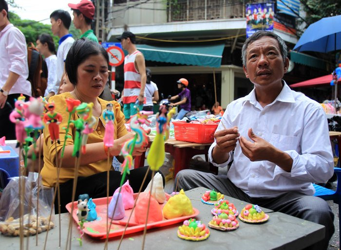 Quầy đồ chơi truyền thống thu hút nhiều trẻ nhỏ