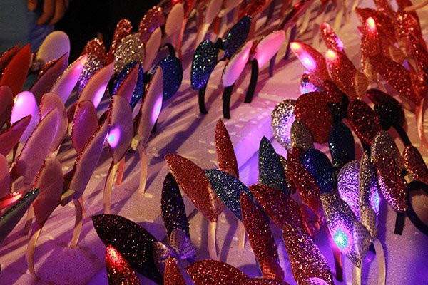 Các món đồ chơi hiện đại cũng được bày bán la liệt trên phố