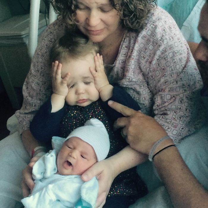 Chết cười với biểu cảm 'khó đỡ' của các bé khi mẹ sinh thêm em