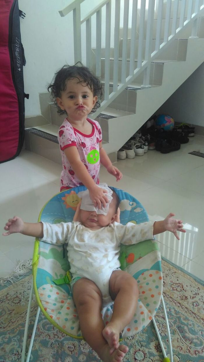 Chết cười với biểu cảm 'khó đỡ' của các bé khi mẹ sinh thêm em