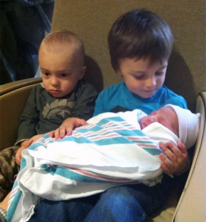 Chết cười với biểu cảm 'khó đỡ' của các bé khi mẹ sinh thêm em