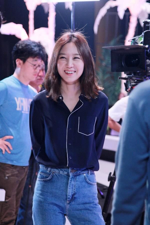 Học tập 'nàng thơ Gong Hyo Jin' lựa chọn trang phục sành điệu cho U40