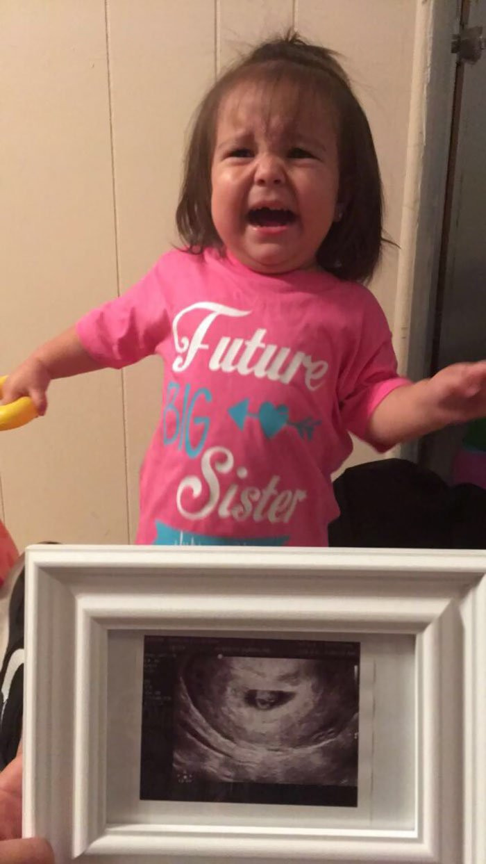 Chết cười với biểu cảm 'khó đỡ' của các bé khi mẹ sinh thêm em