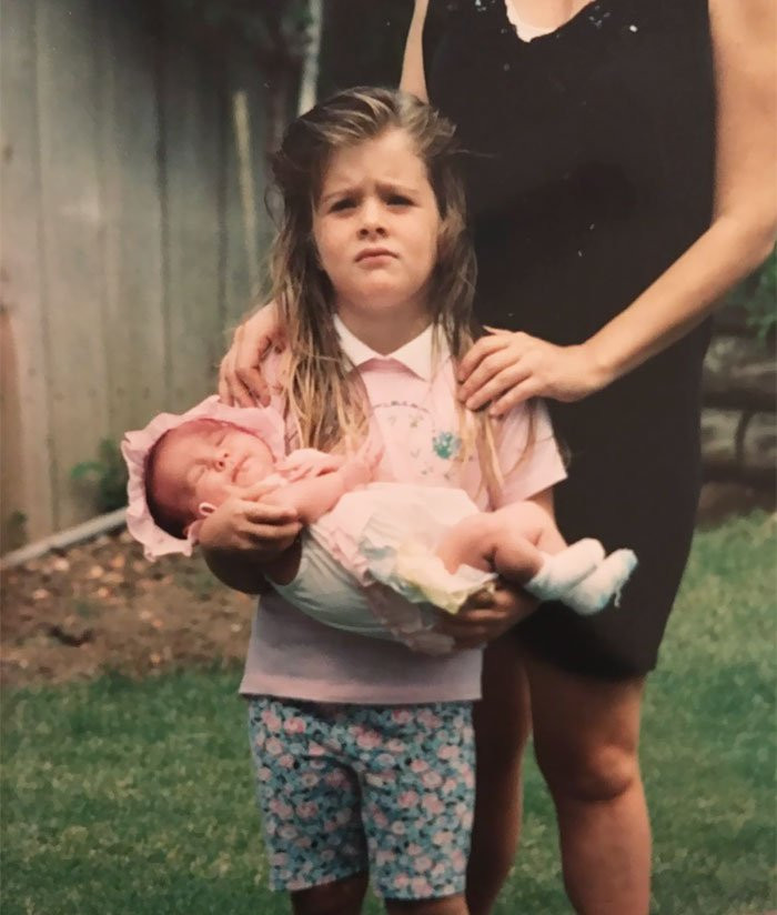 Chết cười với biểu cảm 'khó đỡ' của các bé khi mẹ sinh thêm em