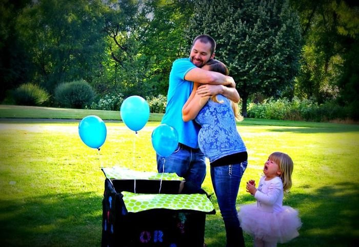 Chết cười với biểu cảm 'khó đỡ' của các bé khi mẹ sinh thêm em