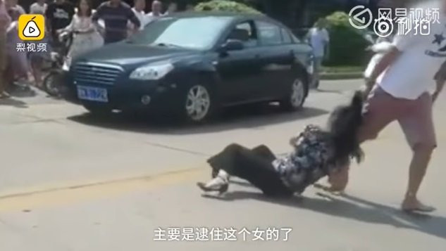 Phẫn nộ đám đông thản nhiên nhìn con trai đánh đập người tình của bố