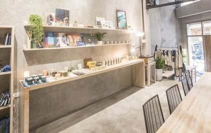 VUI studio có không gian trưng bày đồ gốm và nghệ thuật