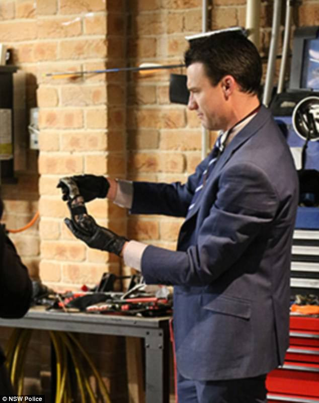 Kiểm tra điện thoại, vợ chết lặng phát hiện những bức hình tố cáo tội ác chồng