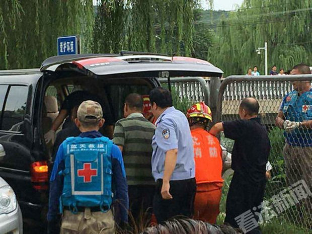 Bố khóc nghẹn khi chứng kiến con trai nhảy sông tự tử ngay trước mắt