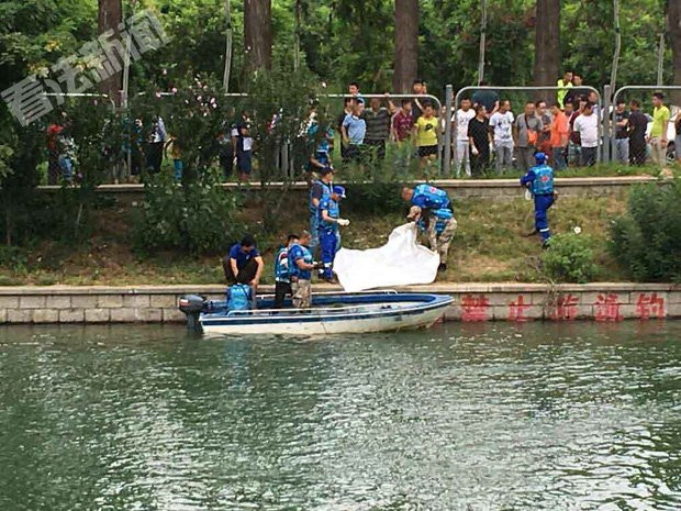 Bố khóc nghẹn khi chứng kiến con trai nhảy sông tự tử ngay trước mắt