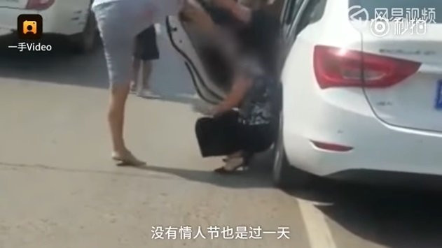 Phẫn nộ đám đông thản nhiên nhìn con trai đánh đập người tình của bố