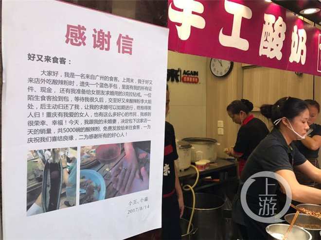 Được trả lại nhẫn kim cương cầu hôn, người đàn ông mua 5.000 tô mỳ để cảm ơn