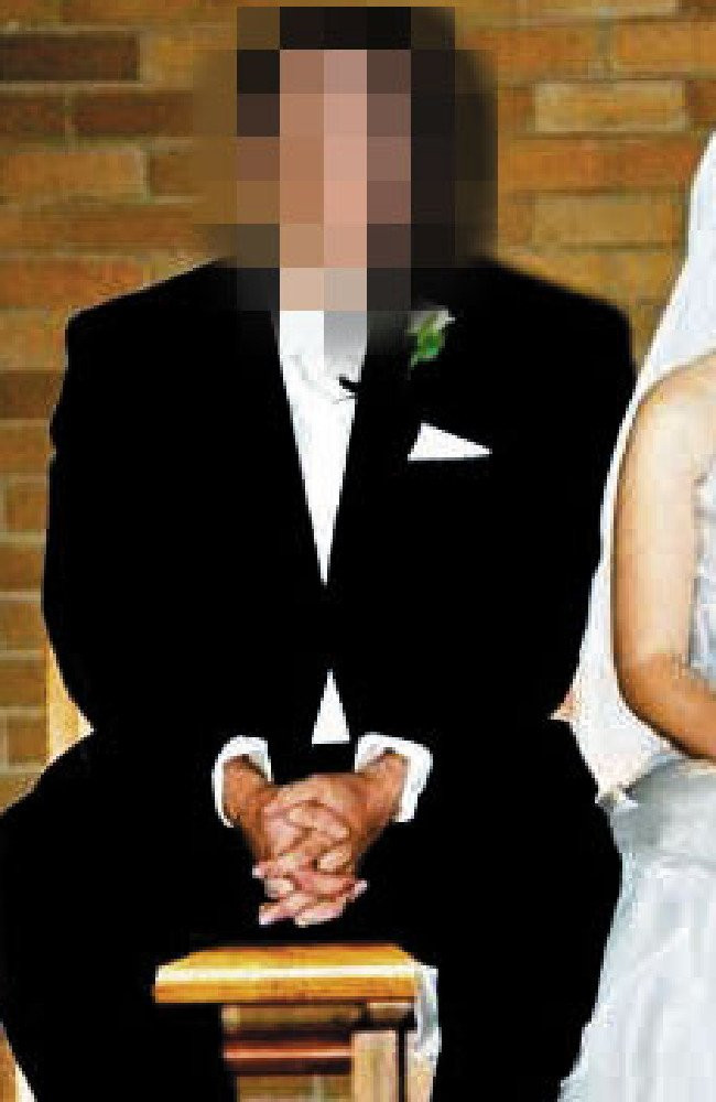 Kiểm tra điện thoại, vợ chết lặng phát hiện những bức hình tố cáo tội ác chồng