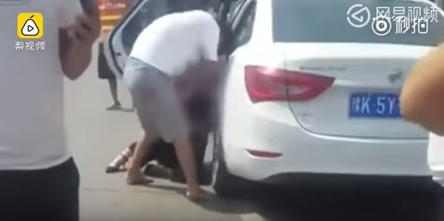 Phẫn nộ đám đông thản nhiên nhìn con trai đánh đập người tình của bố