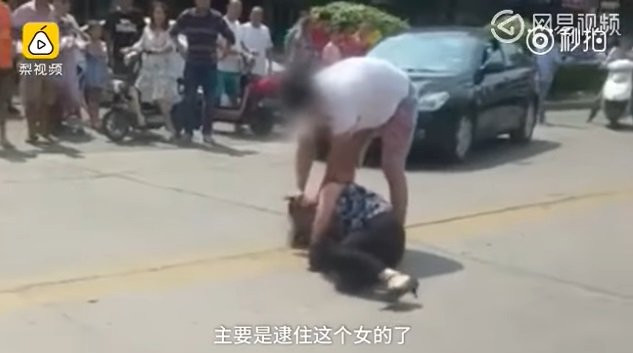 Phẫn nộ đám đông thản nhiên nhìn con trai đánh đập người tình của bố