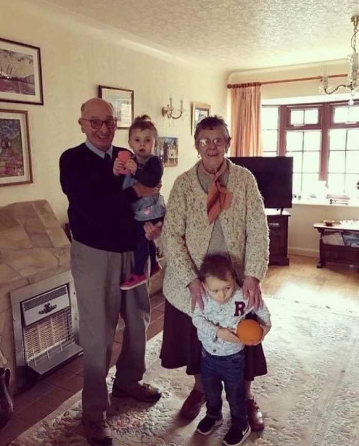 Cụ ông trở thành 'người chồng tuyệt vời nhất Instagram' bởi loạt ảnh 'vợ là nhất'