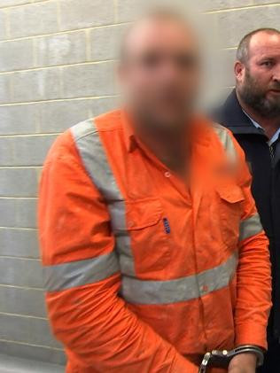 Kiểm tra điện thoại, vợ chết lặng phát hiện những bức hình tố cáo tội ác chồng