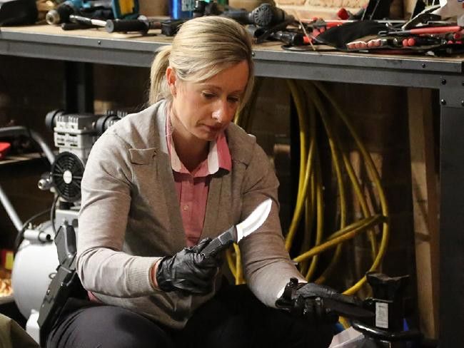 Kiểm tra điện thoại, vợ chết lặng phát hiện những bức hình tố cáo tội ác chồng