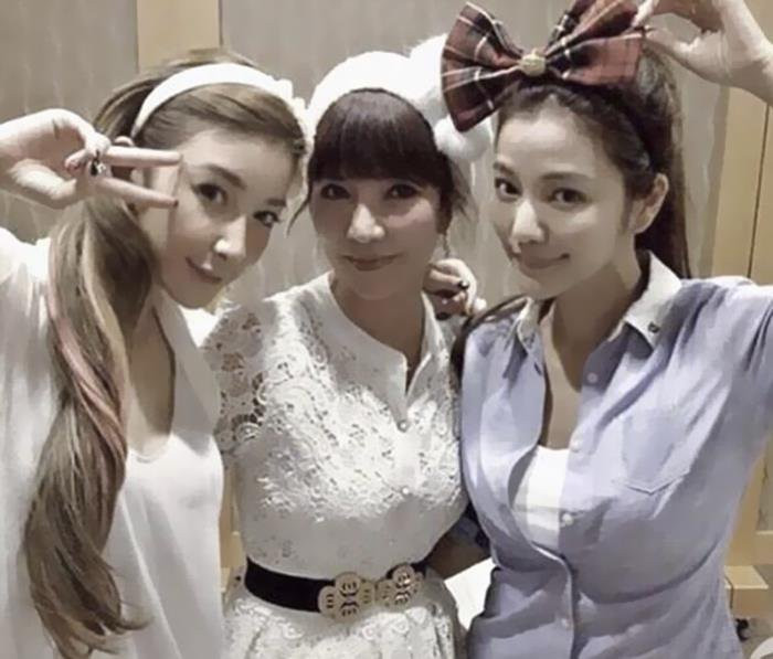 Bối rối trước loạt ảnh mẹ và con gái nhìn như chị em sinh đôi