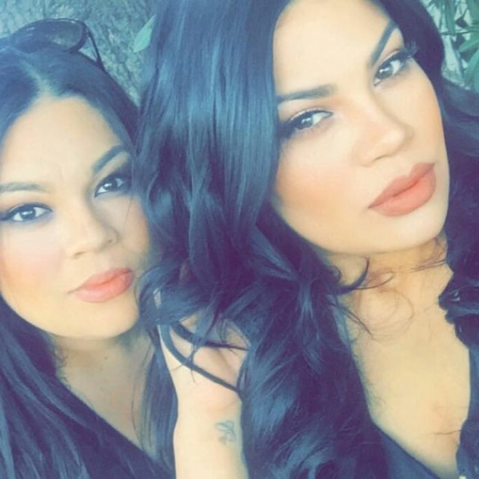 Bối rối trước loạt ảnh mẹ và con gái nhìn như chị em sinh đôi