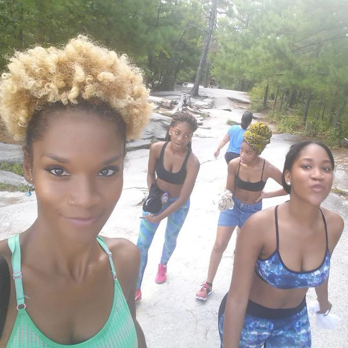 Bối rối trước loạt ảnh mẹ và con gái nhìn như chị em sinh đôi