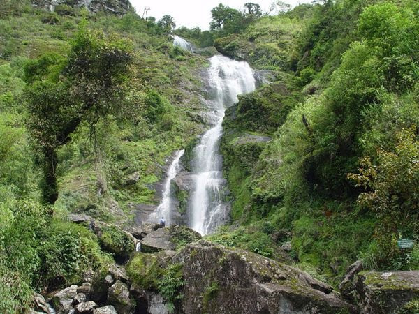 Thác Bạc có cảnh sắc thiên nhiên hùng vĩ