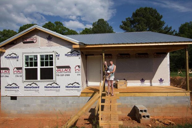 Ngưỡng mộ nghị lực phi thường của người phụ nữ bị chồng bỏ do bỏng xăng biến dạng