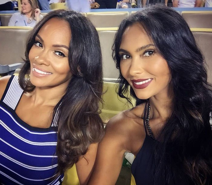 Bối rối trước loạt ảnh mẹ và con gái nhìn như chị em sinh đôi