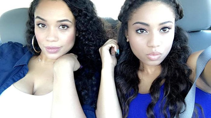 Bối rối trước loạt ảnh mẹ và con gái nhìn như chị em sinh đôi