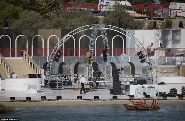 Đám cưới tiểu thư nhà tỷ phú: Chi hơn 500 tỷ đồng, thuê máy bay trực thăng đón khách