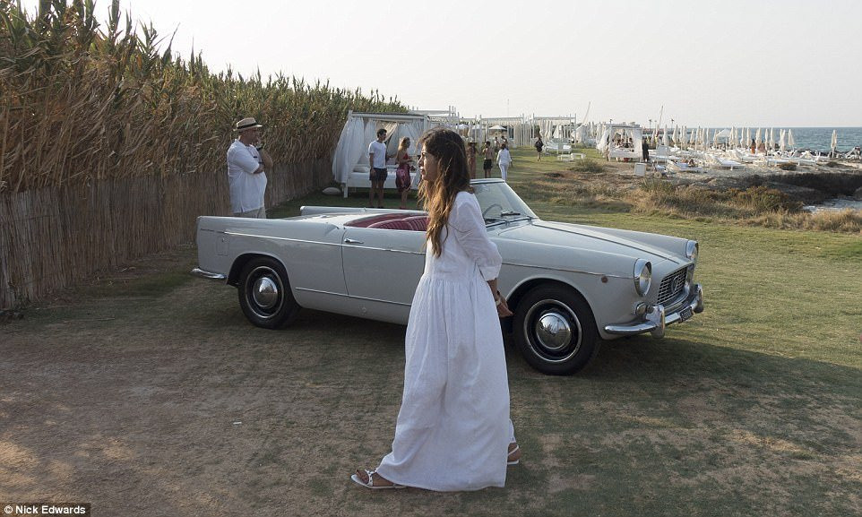 Đám cưới tiểu thư nhà tỷ phú: Chi hơn 500 tỷ đồng, thuê máy bay trực thăng đón khách