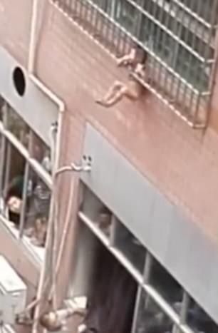 Thót tim cảnh bé trai 2 tuổi lơ lửng kẹt giữa song sắt ban công tầng 3