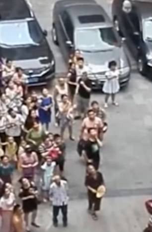 Thót tim cảnh bé trai 2 tuổi lơ lửng kẹt giữa song sắt ban công tầng 3