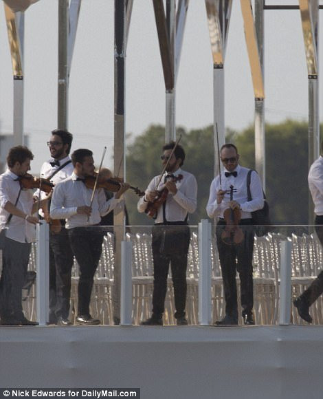 Đám cưới tiểu thư nhà tỷ phú: Chi hơn 500 tỷ đồng, thuê máy bay trực thăng đón khách