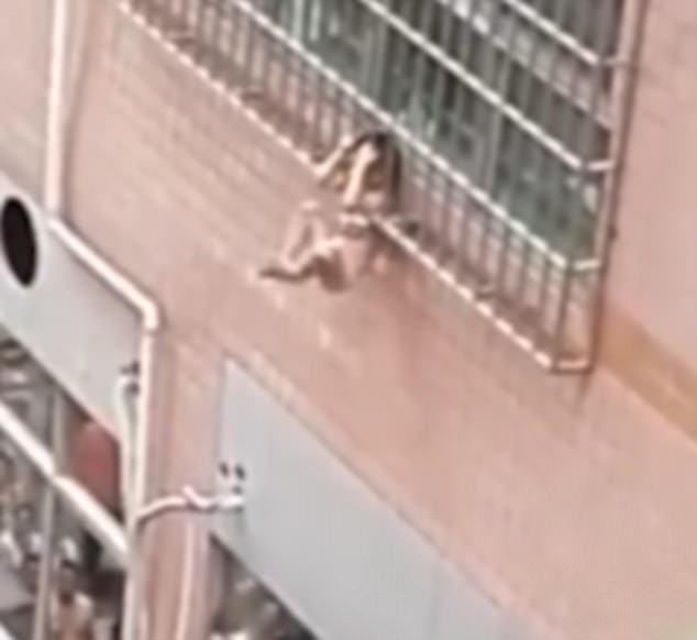 Thót tim cảnh bé trai 2 tuổi lơ lửng kẹt giữa song sắt ban công tầng 3