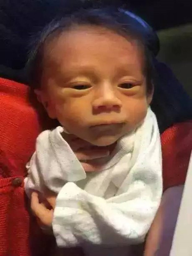 Tủi thân vì con mới sinh quá xấu, bà mẹ trẻ ngỡ ngàng vì sự thay đổi ngoạn mục của con