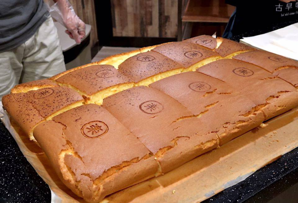 Nếm thử 4 món ăn vặt mới đang sốt xình xịch trên mạng xã hội