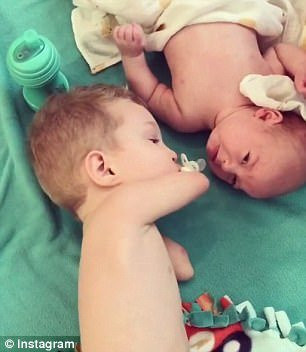 Tan chảy trước khoảnh khắc anh trai tật nguyền cố gắng dỗ em ngưng khóc