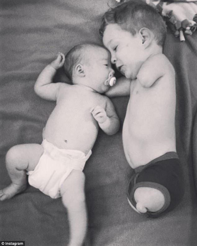 Tan chảy trước khoảnh khắc anh trai tật nguyền cố gắng dỗ em ngưng khóc