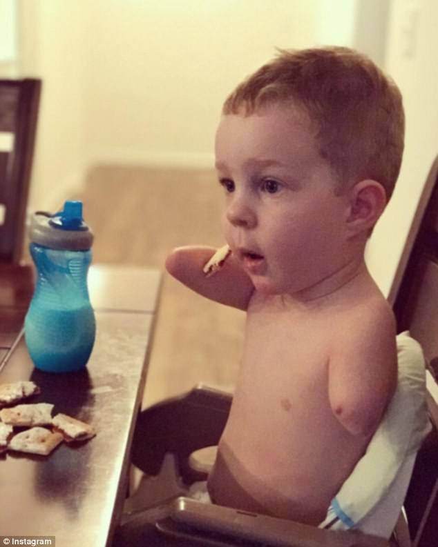 Tan chảy trước khoảnh khắc anh trai tật nguyền cố gắng dỗ em ngưng khóc